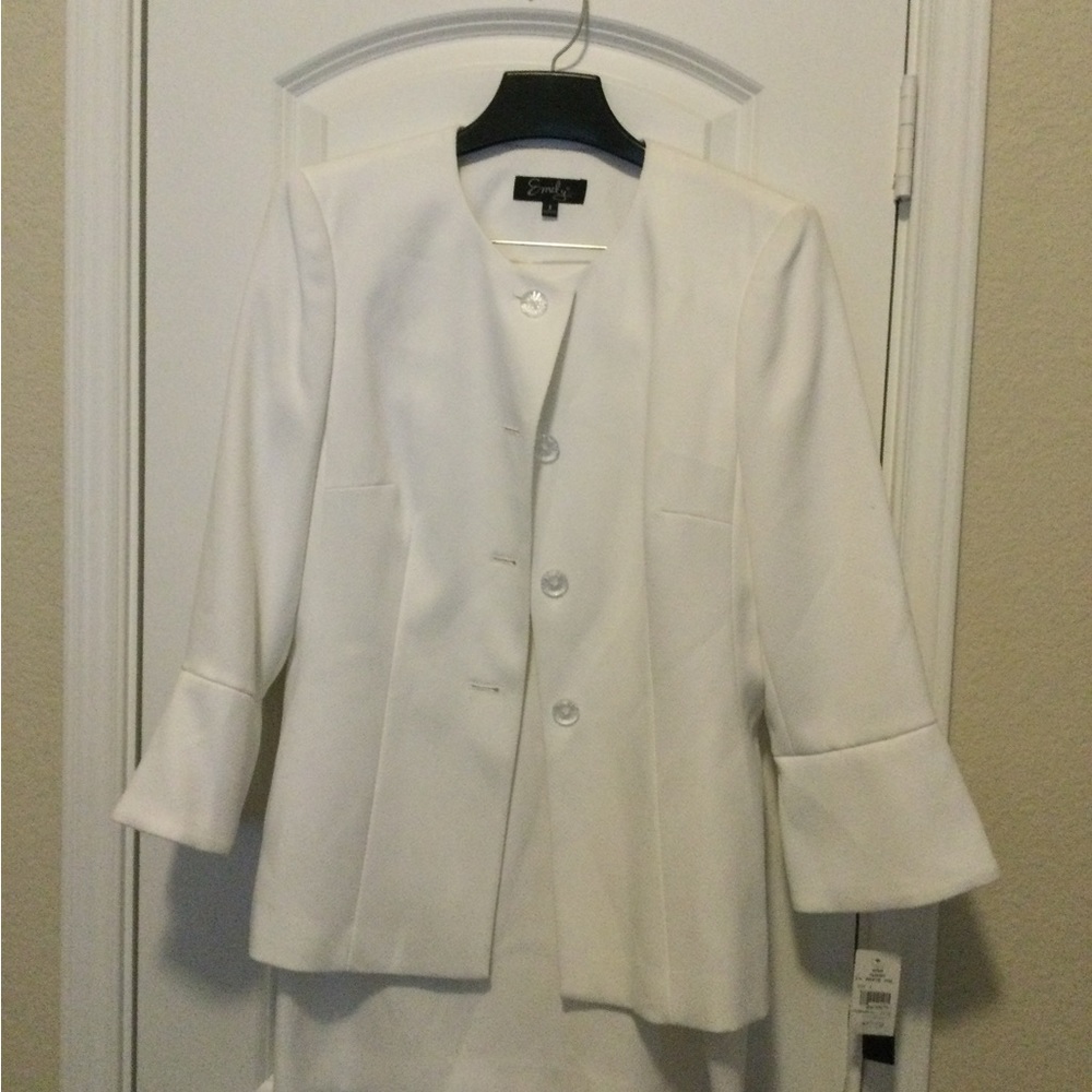 Emily woman’s White Suit Size 6. NWT
